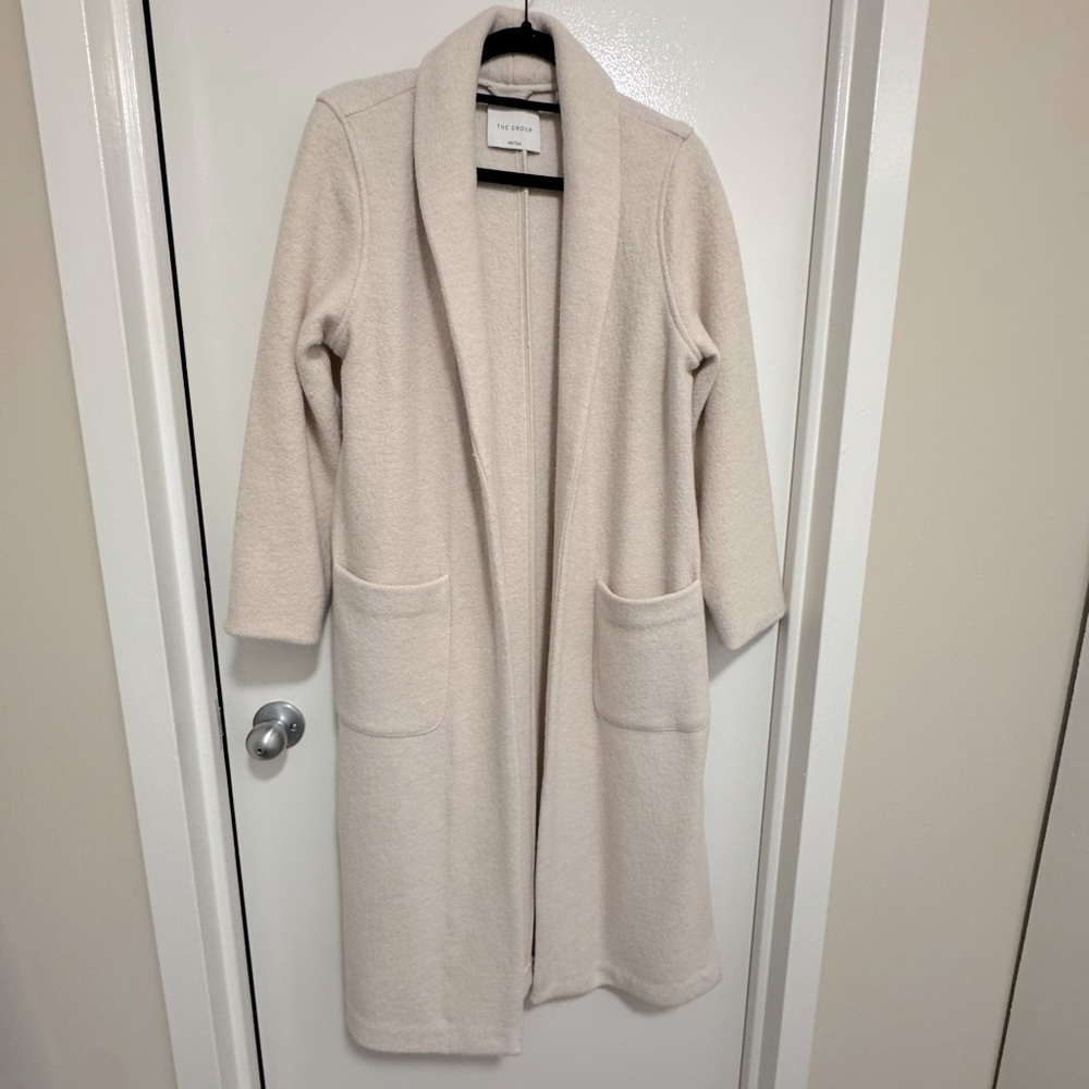 Aritzia wool coat
Size M